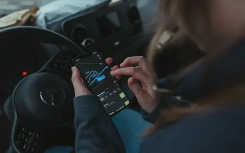 Držák na mobil do auta: typy, umístění a zákon