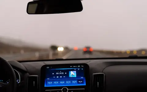 Aquaplaning a jízda v dešti: jak ho poznat a jak reagovat