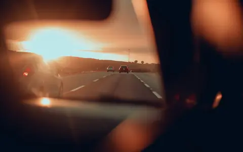 Jízda v noci: jak se nenechat oslnit a vidět dál