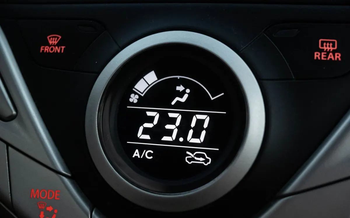Plnění klimatizace v autě: servis, dezinfekce a zápach
