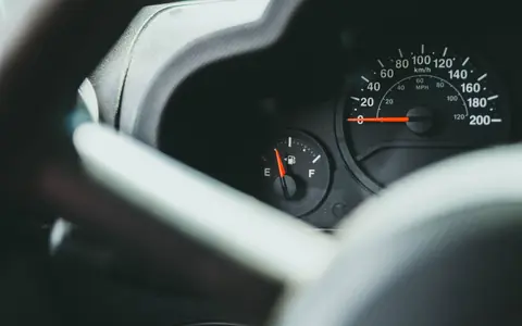 Kontrolky v autě: co znamenají kontrolky na palubní desce a jak reagovat