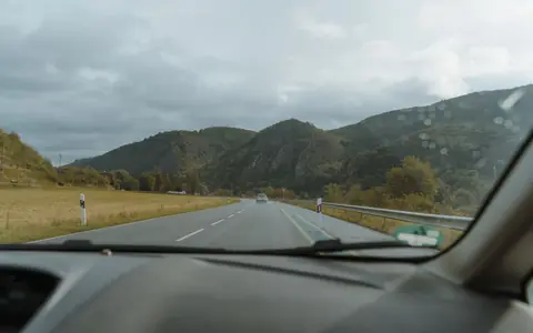 Navigace do auta: samostatná, v mobilu, nebo vestavěná?