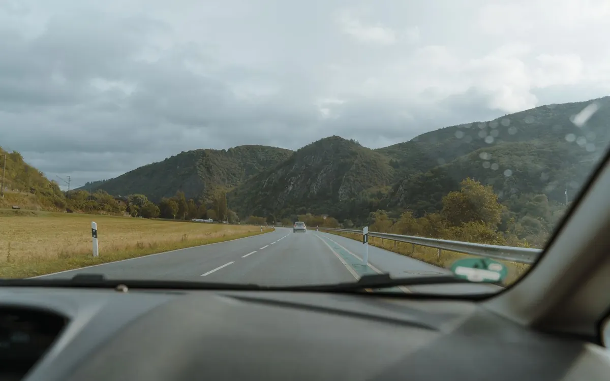 Navigace do auta: samostatná, v mobilu, nebo vestavěná?