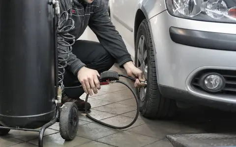 Tlak v pneumatikách: kde ho najít, jak ho měřit a jak často