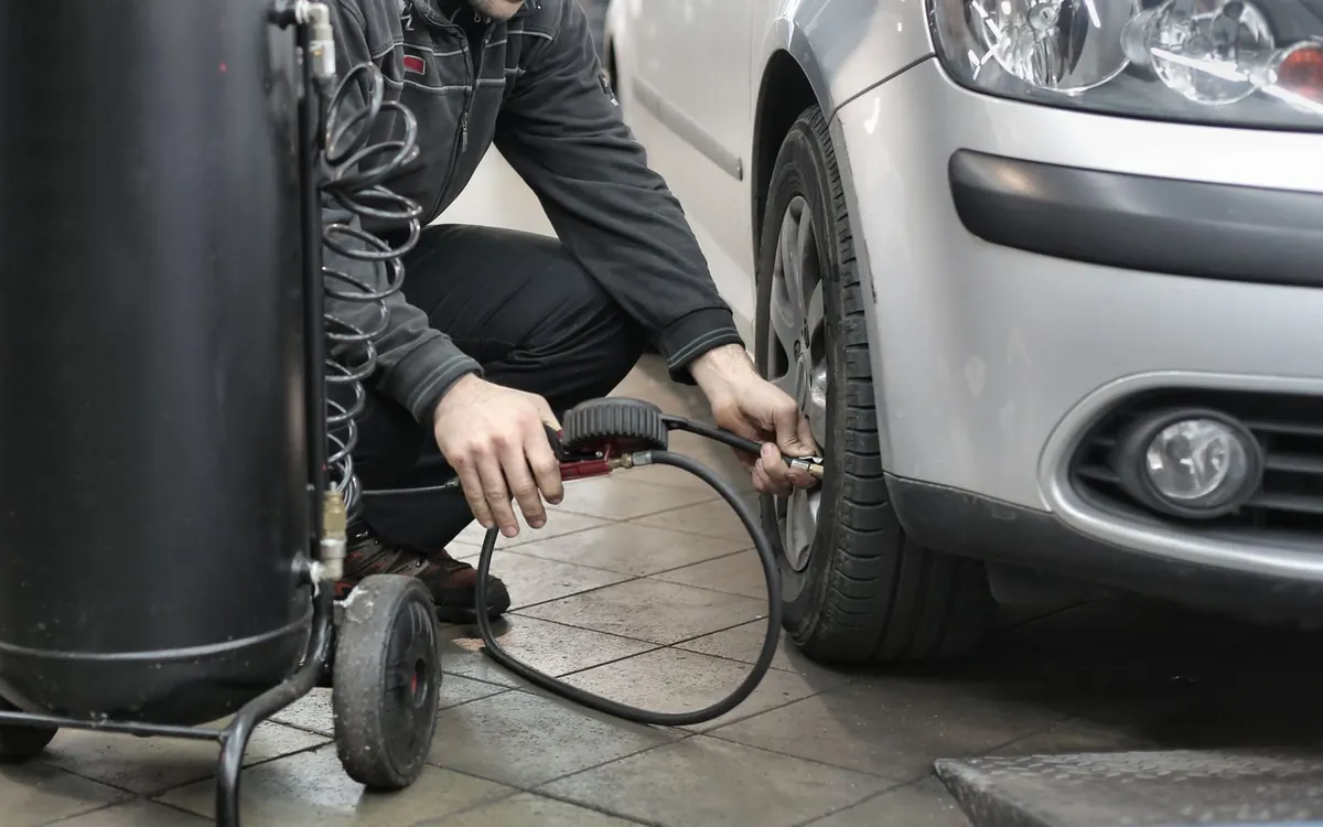 Tlak v pneumatikách: kde ho najít, jak ho měřit a jak často